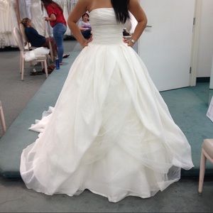 Vera Wang Ivory Wedding Dress Ball Gown Size2